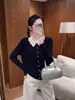 Suéter feminino de lã fiada fina para primavera e outono, com gola delicada em tricô vazado, design vazado primorosamente trabalhado e textura de lã refinada, perfeito para um look de trabalho chique e elegante