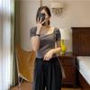 Camiseta de Mujer de Manga Corta con Cuello Cuadrado y Hombro con Sentido del Diseño Estilo Bienestar Ajustada Adelgazante Bajo Curvo Top Corto F0730T