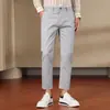 Pantalones casuales de hombre cropped, corte slim, elásticos, con tobillo cónico, nuevos y modernos para el otoño 2026, pantalones versátiles que realzan la altura
