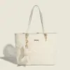 Elegante Bolsa Tote Texturizada Branca Creme para Mulheres - Bolsa de Ombro Chique Estilo Tweed com Pingente de Coelho - Bolsa de Mão Grande Capacidade para o Dia a Dia e Bolsa de Compras