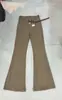 Calça jeans wide leg flare desbotada na cor deserto com efeito emagrecedor, comprimento total, amassada e com efeito "bigode de gato", em estilo deserto, 8125