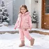 Conjunto de Ropa para Niña 2026 Nueva Ropa de Invierno Abrigo de Algodón Grueso Cálido Chaleco Conjunto de Tres Piezas con Forro de Felpa para Bebé Moderno