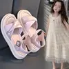 Nuevas Sandalias para Niñas de Una Hebilla Piel Suave Suela Suave Moda Versátil Tendencia Zapatos para Niñas Sandalias de Verano Huecas con Suela Gruesa