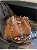 Bolsa de Ombro Suede Retrô Feminina 2026 Nova Verão High-End Nicho Luxo Leve Bolsa de Ombro Transversal Saco