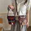 Bolsa estilo étnico nova bolsa transversal bolsa feminina sensação de alta qualidade temperamento bolsa com franja alça colorida bolsa de ombro único feminina