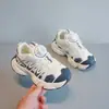 Zapatillas de correr para niños, nueva colección primavera/otoño 2026, zapatillas tipo "dad shoes" con botón giratorio para niños, zapatillas suaves, ligeras y casuales para niñas