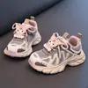 Zapatos de papá transpirables de suela blanda estilo coreano para niños, nuevos zapatos deportivos casuales de otoño para niños, zapatillas de correr ligeras de moda para niñas