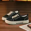 Zapatos de lona blancos con grulla de almohada para mujer de principios de primavera, zapatillas bajas transpirables casuales populares, estilo coreano versátil, simples y modernas para estudiantes