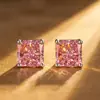 Aretes Dorados de Diamante Súper Brillantes con Corte Princesa en Forma de Flor de Hielo con Diseño de Cubo de Azúcar de Diamante de Alto Carbono para Mujer, Incrustados con Joyería de Oído de Diamante Rosa