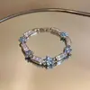 Pulseira Europeia e Americana de Metal Leve de Luxo com Fecho de Flor de Zircônia, Pulseira Versátil Exquisita e Fashion com um Design Único para Mulheres