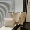 Coleção outono 2026 elegante e versátil: uma bolsa tote de grande capacidade com um design chique e sofisticado, perfeita para carregar no ombro e na mão