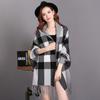 Venta al por mayor de fábrica, capa tipo chal con mangas a cuadros, otoño e invierno, cálido, con borlas, para mujer, tipo cheongsam, disponible en stock, tipo cárdigan tipo capa.