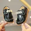 Sapatos de Couro para Meninas 2026 Outono Nova Moda Sapatos de Couro com Pérolas Estilo Britânico Sapatos de Princesa com Laço Sapatilhas de Strass para Crianças