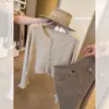 Cardigã de tricô oco de manga comprida estilo "old money" francês para mulheres, uma peça de outer wear de alta qualidade e elegante para a primavera, combinado com um top curto