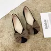 Sapatos rasos femininos 2026 estilo novo de primavera bico quadrado laço discreto mocassins doces de sola macia para trabalho e escritório