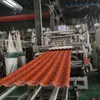Accesorios para tejas de resina sintética Villa ASA, incluyendo cumbreras, tejas de alero y tejas de cubierta, con elementos decorativos de resina ondulados y engrosados
