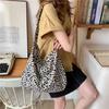 Bolso Cruzado Pequeño Estampado Leopardo Moderno Ins Japonés y Coreano Bolsa de Tela Versátil para Estudiantes Femeninas Bolso de Lona de un Solo Hombro Estilo Extranjero