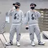 2026 Novo Estilo Conjunto de Moletom Médio e Grande para Meninos Primavera e Outono Tendência Cool Estampa de Fone de Ouvido Conjunto Esportivo de Duas Peças Roupas de Outono para Crianças