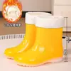 Botas de lluvia modernas, impermeables y antideslizantes para mujer, nuevo modelo de primavera, zapatos de goma de trabajo duraderos para cocina, de suela gruesa, de media caña, con suelas suaves