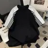Camiseta masculina de manga curta color block estilo esportivo americano, design de verão com três listras, top casual solto com manga raglan