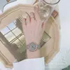 Reloj de cinturón para estudiante simple y moderno estilo coreano, reloj fresco y elegante para chicas, diseño de nicho, reloj para mujer de alto valor estético