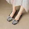 Weiwei Lady 5933-39 Zapatos Planos Cuadrados Poco Profundos con Pedrería para Mujer 2026 Nuevos Mocasines Vintage con Lazo