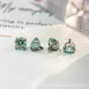 Liga de titânio F136 com cravação em garra de fundo redondo e detalhes verde menta, brincos de tarraxa Paraíba, rosca interna de titânio G23, argolas de lábio com zircônia cúbica