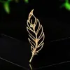Broche de Pena Dourada Estilo Minimalista, Broche com Design Vazado, Elegante Acessório de Alfinete Anti-Exposição para Camisas de Trabalho