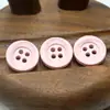 Botões Coloridos em Estoque Atacado Botões Redondos de Quatro Furos com Aba Larga Malhas Camisas Suéteres Roupas Infantis Botões Decorativos