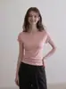 Top único e sofisticado de ombro a ombro com decote diagonal, camiseta rosa estilosa de manga curta para mulheres, adequada para passeios de verão