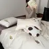 Sencillo estilo ins 100 algodón algodón de fibra larga juego de cuatro piezas algodón lindo bordado caricatura bordado de toalla ropa de cama