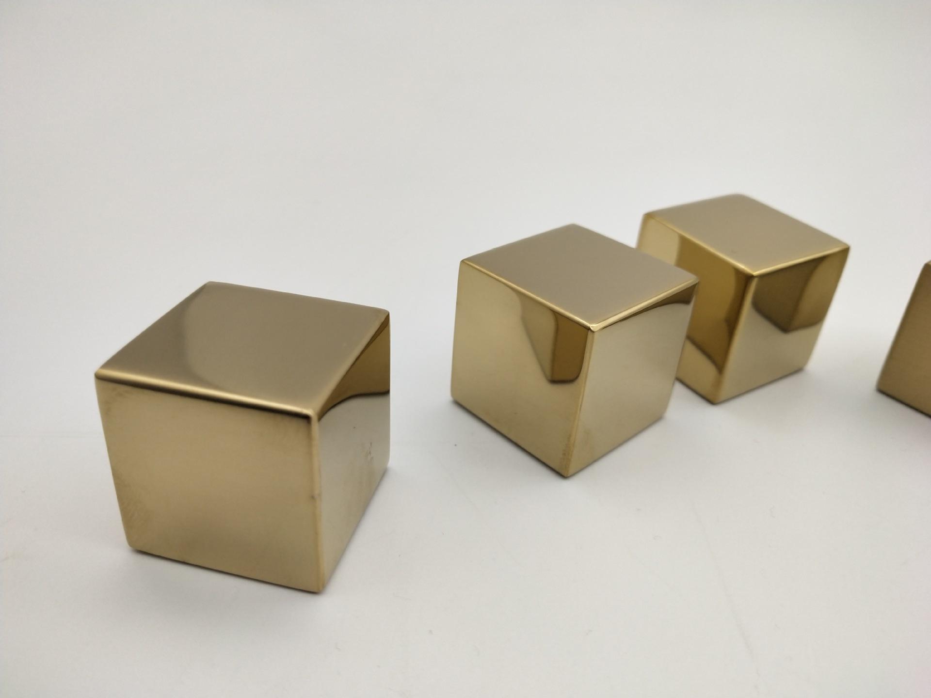 金色方形冰块