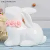 Ornamento de Coelho em Porcelana Branca em Forma de Flor, Coelho de Cerâmica Artesanal Transfronteiriço para Decoração de Casa, Ornamento Animal de Luxo Leve para Mesa