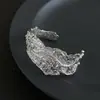 Pulseira de metal larga com textura irregular em estilo minimalista para mulheres, única e moderna, de nicho e simples, acessório de mão versátil