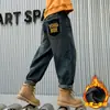 Z1083 de una pieza de terciopelo - niños pequeños Yang 2023 otoño e invierno nuevo niños medianos y grandes moda personalidad guapo jeans niños