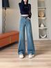 Calças compridas com modelagem ampla e caimento solto, estilo retrô, cintura alta e pernas largas, da coleção Primavera/Verão 2025.