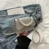Nova bolsa de noite leve de luxo, bolsa simples com detalhes de pérolas, clutch feminino, adequada para trajes formais e cheongsam, bolsa transversal moderna