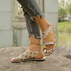 Sandalias casuales de verano para mujer, nuevo estilo, con una tira, estilo romano slip-on de tacón plano, estilo europeo y americano, para mujer, transfronterizo del Sudeste Asiático.