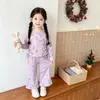 Conjunto Infantil Doce com Estampa Floral de Manga Longa para Meninas Top com Gola Redonda e Cordão Calças Longas Flare Estilo Primavera e Outono Roupa Infantil Conjunto de Duas Peças