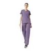 Uniformes médicos personalizados de duas peças com nome da loja bordado e logotipo estampado a quente, peças para lavar à mão, design e personalização de peças para lavar à mão em grande quantidade