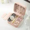 Caja de Joyería Mini Cuadrada de Cuero en Stock Caja Portátil de Almacenamiento para Collares Caja de Regalo para Joyería Caja de Empaque para Joyería de Anillos