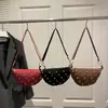Bolsas Femininas Transfronteiriças Novo Estilo Moda Europeia e Americana Estilo Punk Bolsa de Ombro com Rebites Bolsa Transversal de Comuter Feminina Bolsa Bolinho Tendência
