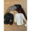 Aquí tienes una dulce camisa básica minimalista de estilo coreano con mangas largas, ribete en la línea de los hombros, cintura ceñida para un efecto adelgazante y un cuello ligeramente alto, 66980