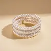 Pulseira Aberta Multicamadas de Pérolas Imitação Incrustada com Diamantes Estilo Retrô Europeu e Americano, Versátil, Joia de Mão Levemente Luxuosa e de Alta Qualidade para Mulheres