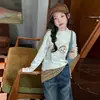 Ropa interior de otoño e invierno para niñas de cuello alto medio, nuevo estilo 2026, suéter cálido con forro polar para otoño profundo de niños, diseño de dibujos animados moderno para niños mayores