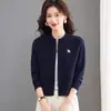 Cardigan de Tricô Trançado com Gola Redonda 26 Feminino Outono Inverno Curto Solto Decoração com Broche Metálico Jaqueta Suéter Top