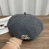 Boina bordada con letras nueva para otoño e invierno para mujer, popular en línea, sombrero de calabaza para adelgazar la cara, sombrero de artista cálido y elegante
