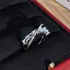 Anillo apilable de lujo ligero de alta gama con circonita incrustada de diamantes completos, súper brillante, súper de hada, pavé de diamantes, diseño abierto ajustable de nicho pequeño, anillo de dedo exquisito