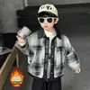 0122 Jaqueta Acolchoada Xadrez para Meninos Falsa Duas Peças Outono e Inverno Nova Jaqueta Engrossada Infantil Roupas de Inverno para Meninos