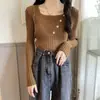 Suéter de punto de manga larga versátil de diseñador de nicho de ajuste slim para primavera y otoño, estilo corto, suéter básico para mujer para invierno